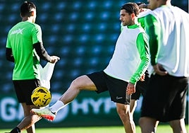 Raúl Guti, durante un entrenamiento de esta semana.