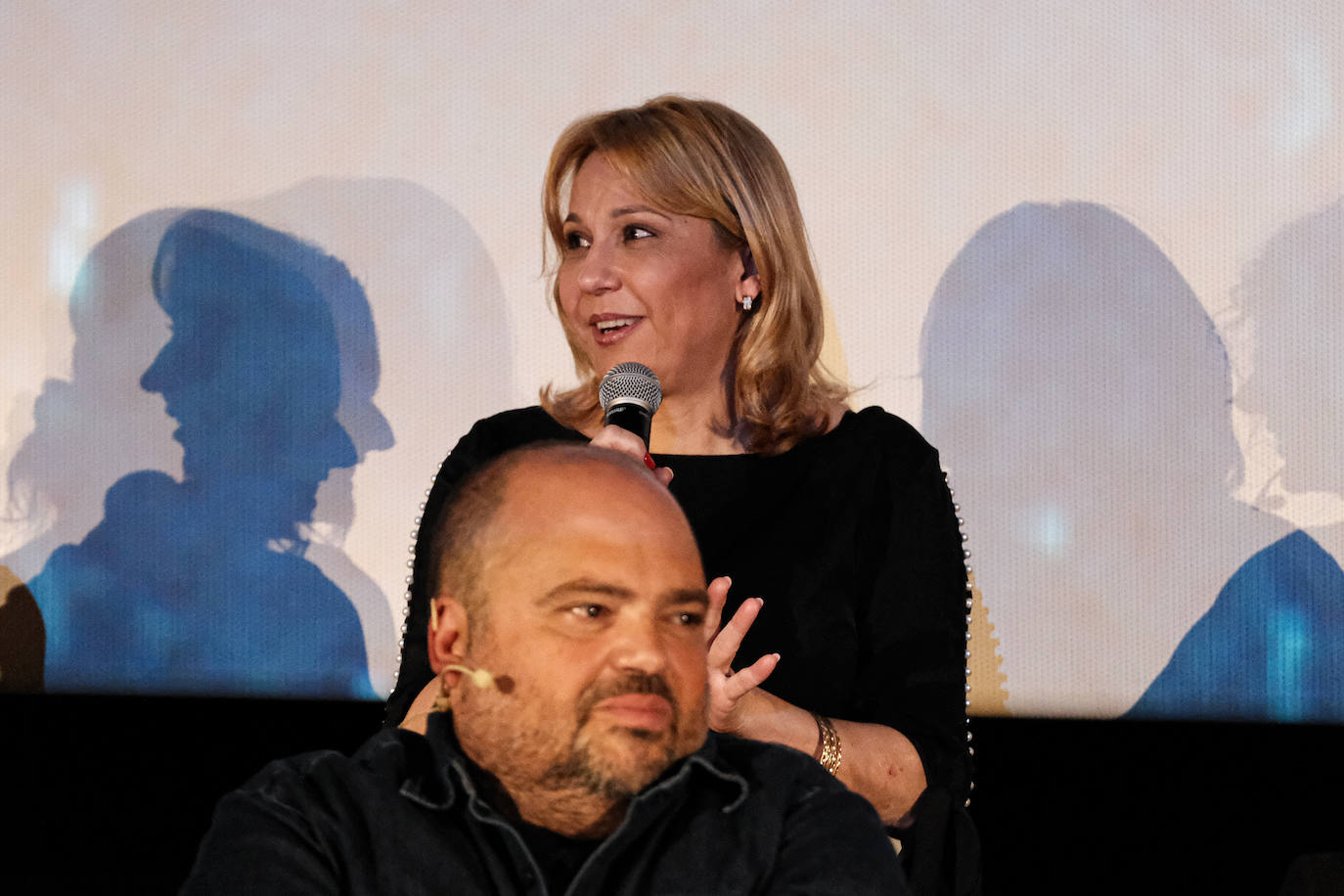 Pepi Irles se dirige a los medios durante la rueda de prensa.