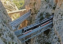 Línea 9 del Tram de Alicante en uno de los viaductos.