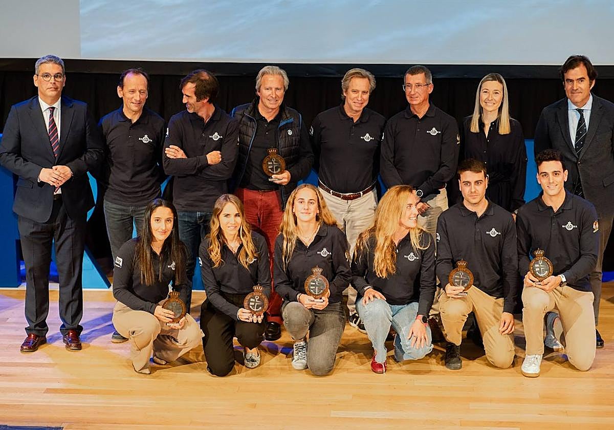 Las tripulaciones campeonas de España, Tanit IV Medilevel y Dorsia Covirán City & Beach junto a Miguel López Barbero, Lídia López y José Antonio Cornejo.