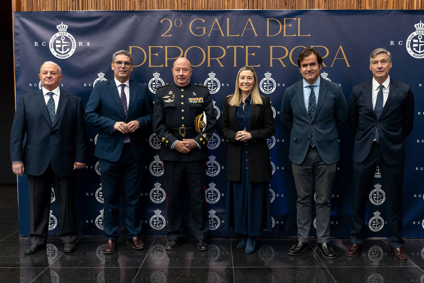 Miguel López Barbero con autoridades y miembros de la Junta Directiva del RCRA.