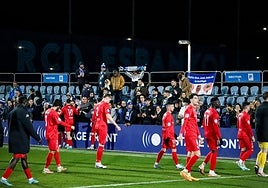 Los jugadores del Hércules acuden, cabizbajos, a saludar a sus aficionados al final del encuentro.