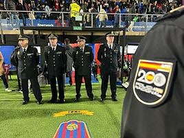 Dos agentes han realizado el saque ante la mirada de los mandos y espectadores del campo eldense.