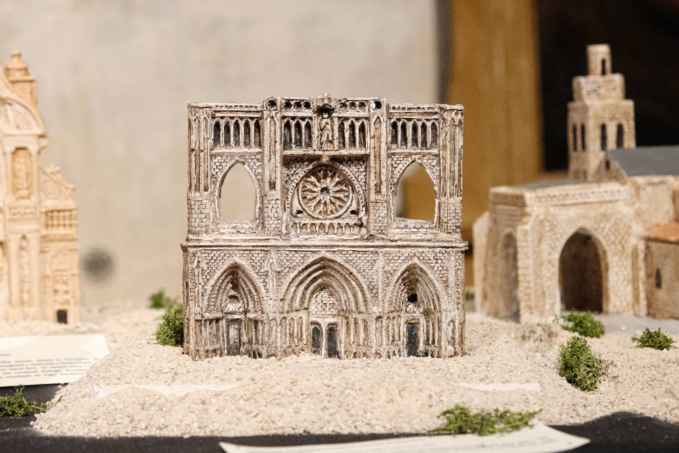 Las miniaturas invaden la Basílica de Santa María de Alicante