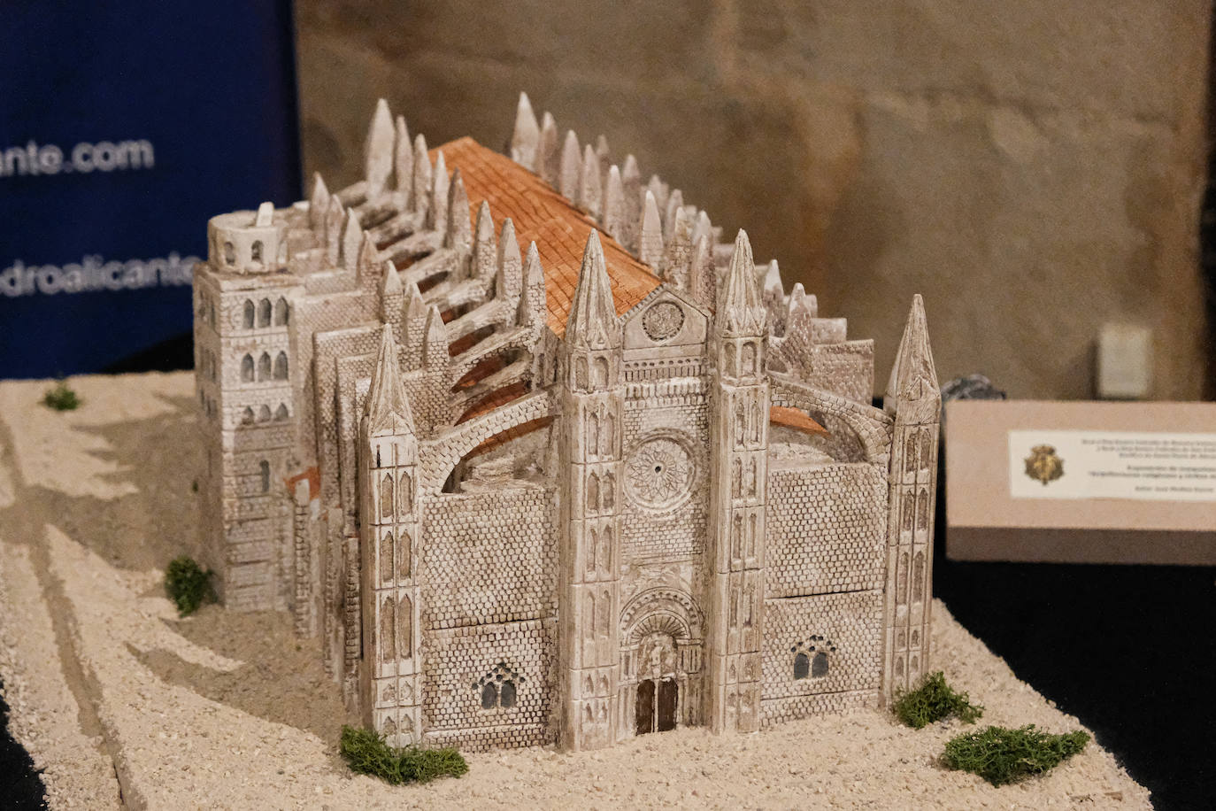 Las miniaturas invaden la Basílica de Santa María de Alicante