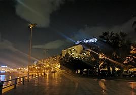 El paseo del Postiguet durante la noche más cálida jamás registrada en Alicante.