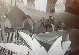 Captura de las cámaras de seguridad, momentos antes de la agresión mortal.