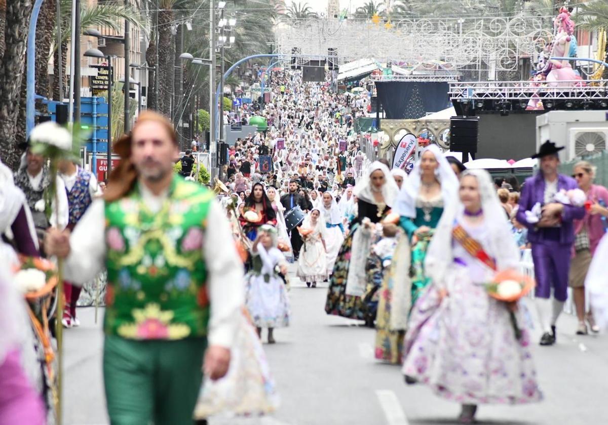 Ofrenda de flores de las Hogueras de Alicante.