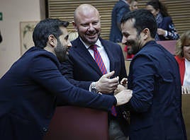 El síndic socialista, José Muñoz, conversa con en Les Corts con Vicent Marzà de Compromís.