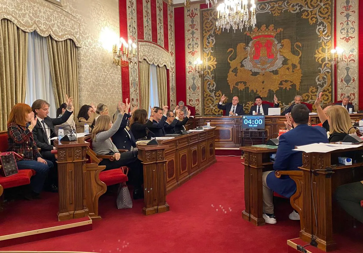Alicante aprueba los presupuestos municipales 2024 en medio de un pleno bronco