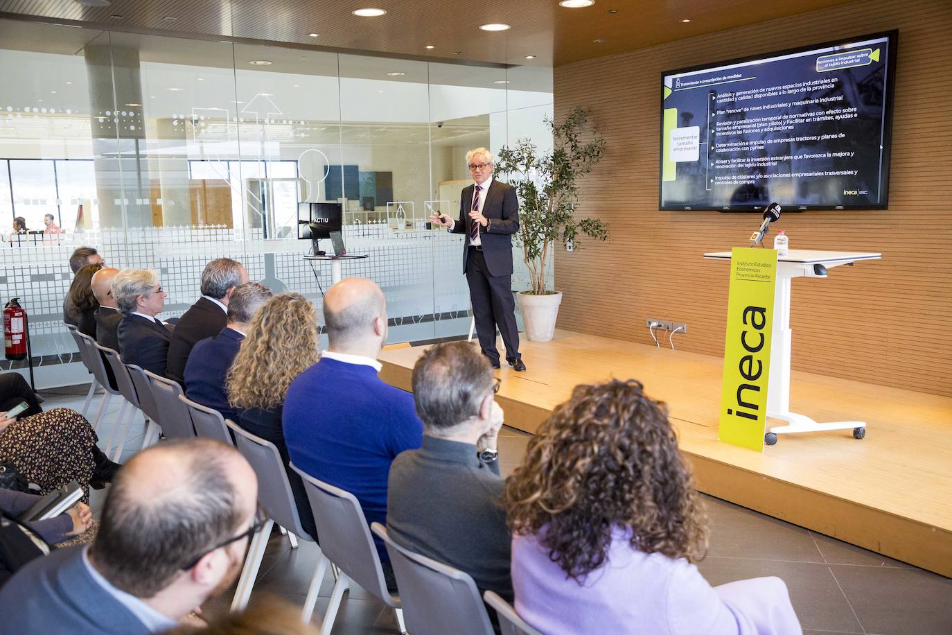 Paco Llopis, de Ineca, durante la presentación del proyecto en la sede de Actiu.