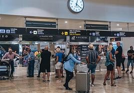 Usuarios en el aeropuerto Alicante-Elche Miguel Hernández.