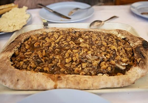 El gazpacho se sirve sobre una generosa torta de pan casero.