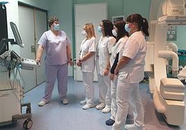 Estudiantes en mitad de una prácticas en el Hospital Dr. Balmis de Alicante.