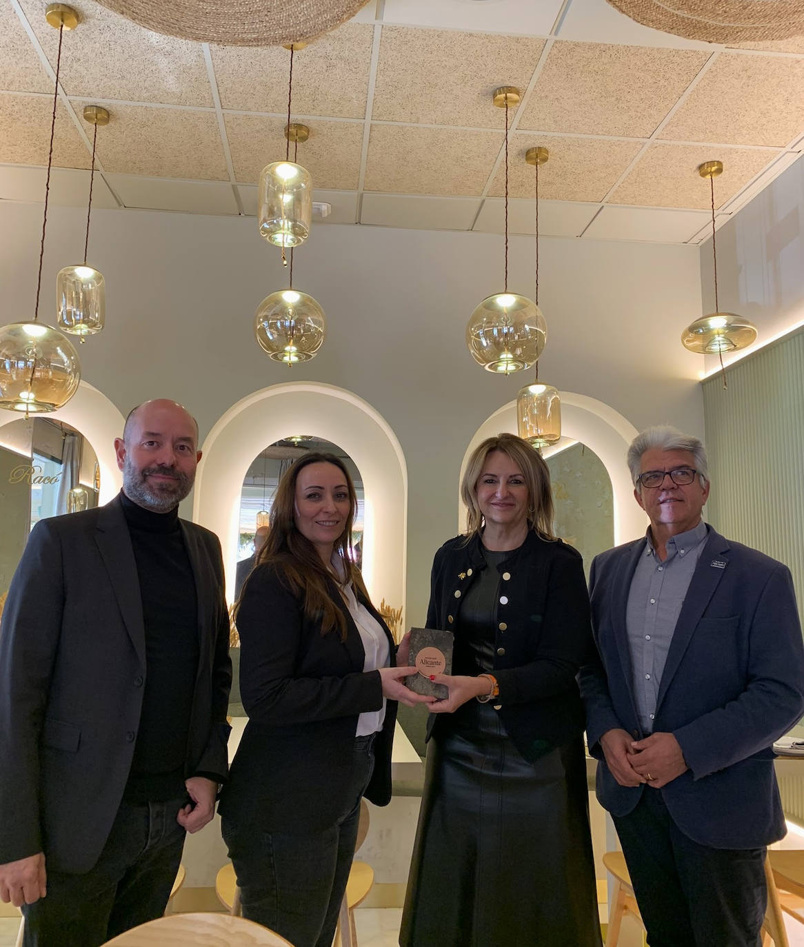 Entrega de la distinción de la DO Vinos Alicante con presencia de la consellera de Turismo..