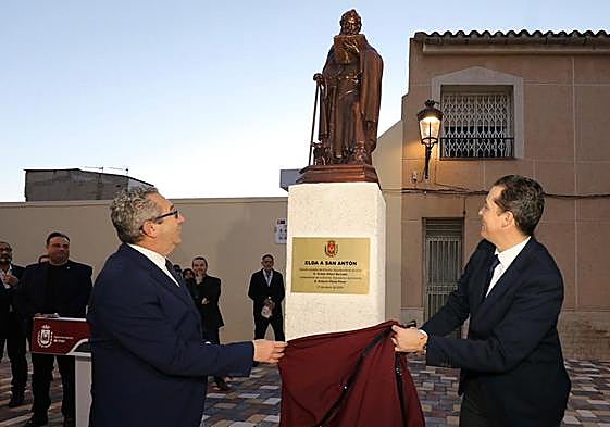 Descubrimiento de la estatua en honor a San Antón.