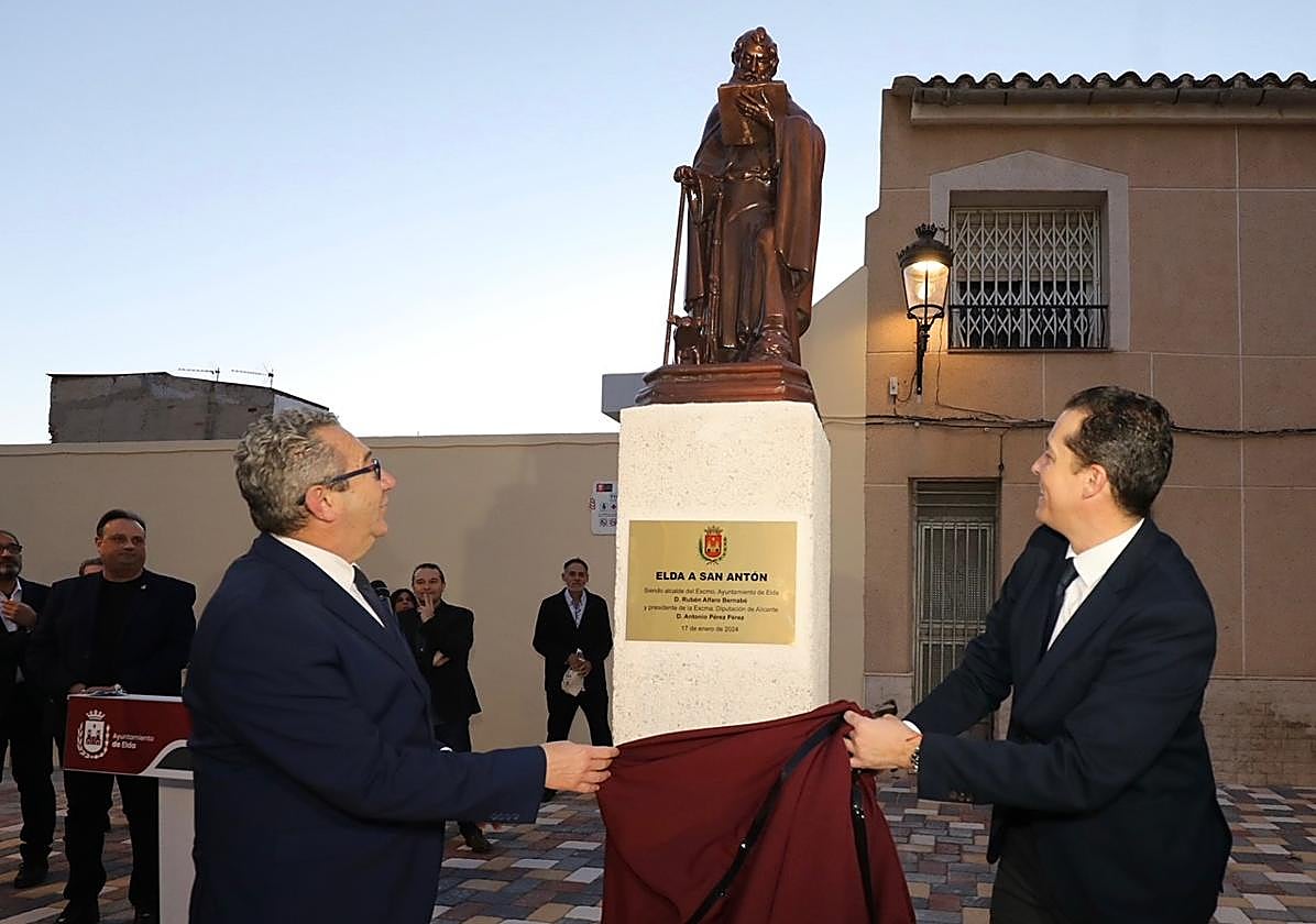 Descubrimiento de la estatua en honor a San Antón.