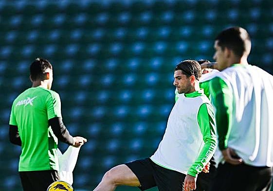 Raúl Guti, durante un entrenamiento con el Elche.