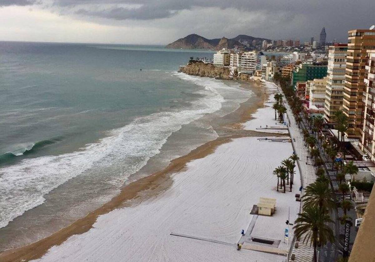 La playa de Levante de Benidorm, nevada el 18 de enero de 2017.