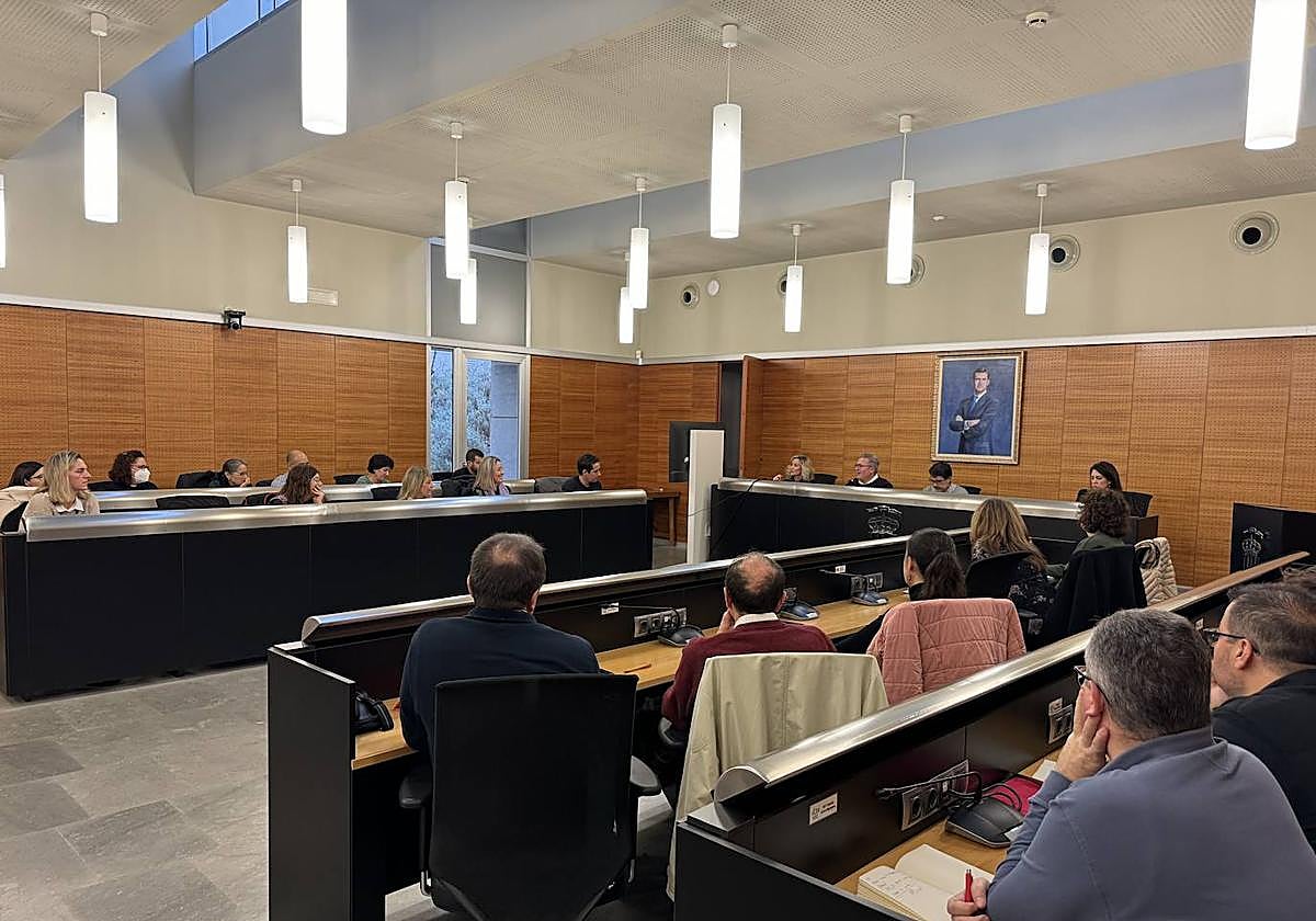 La reunión del primer Consejo Escolar se ha celebrado en el salón de plenos del Ayuntamiento de Sant Vicent del Raspeig.