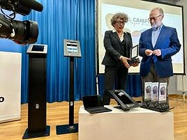 La edil Marisa Navarro y el alcalde Juan José Berenguer durante la presentación de la propuesta turística para 2024.