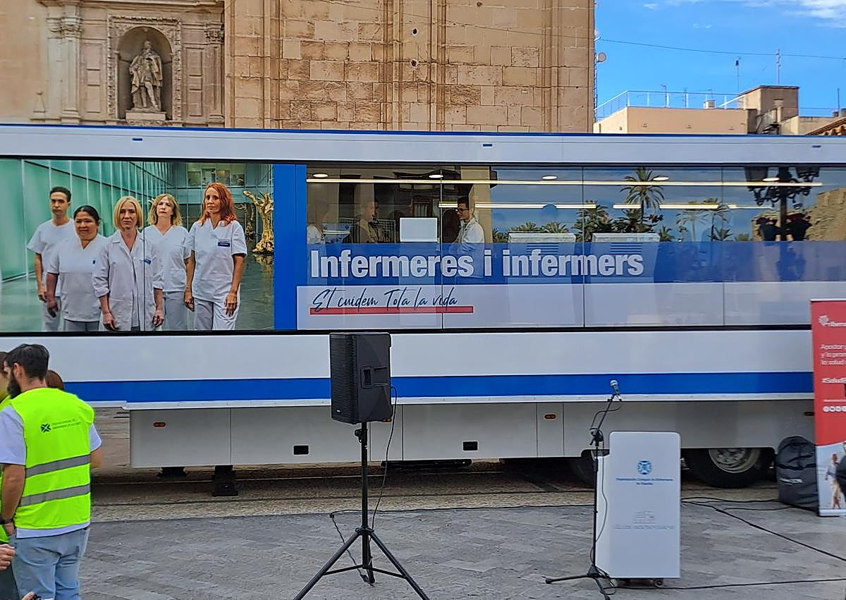 Imagen secundaria 1 - Imágenes del arranque de la campaña, este jueves en Elche.