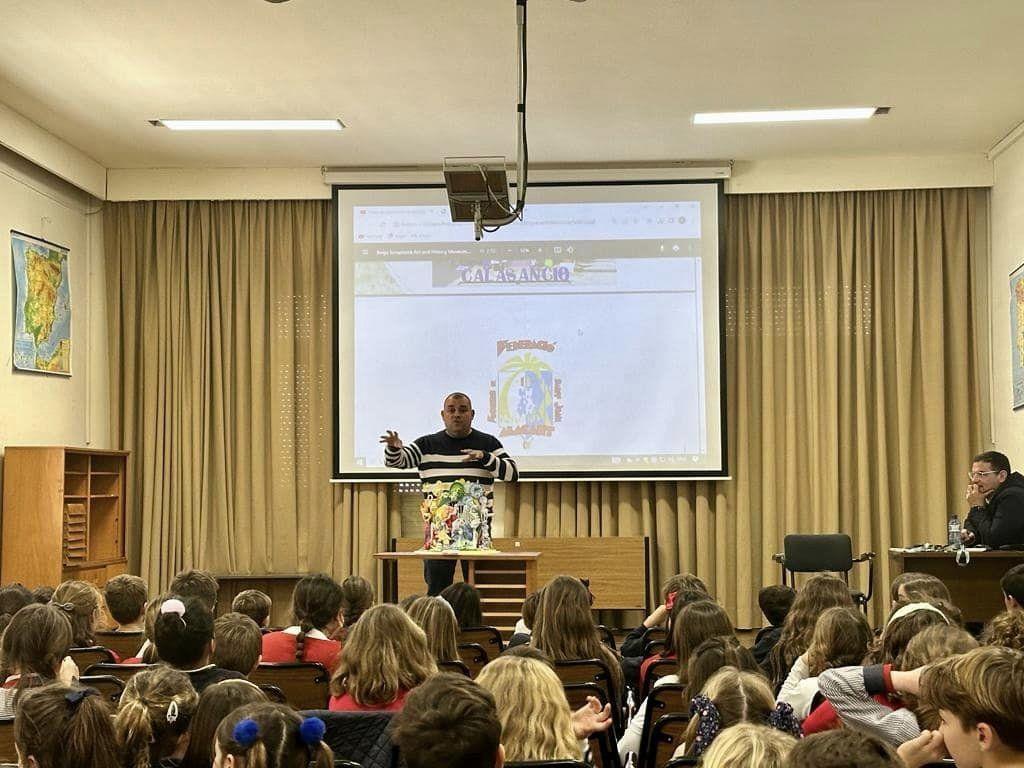 Sergio Gómez explica la hoguera oficial infantil a los escolares de Jesuitas.