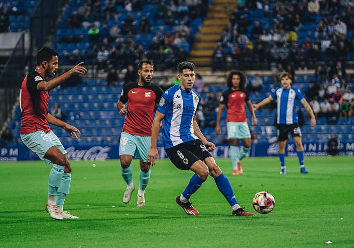 Roger Colomina da un pase en el Rico Pérez.