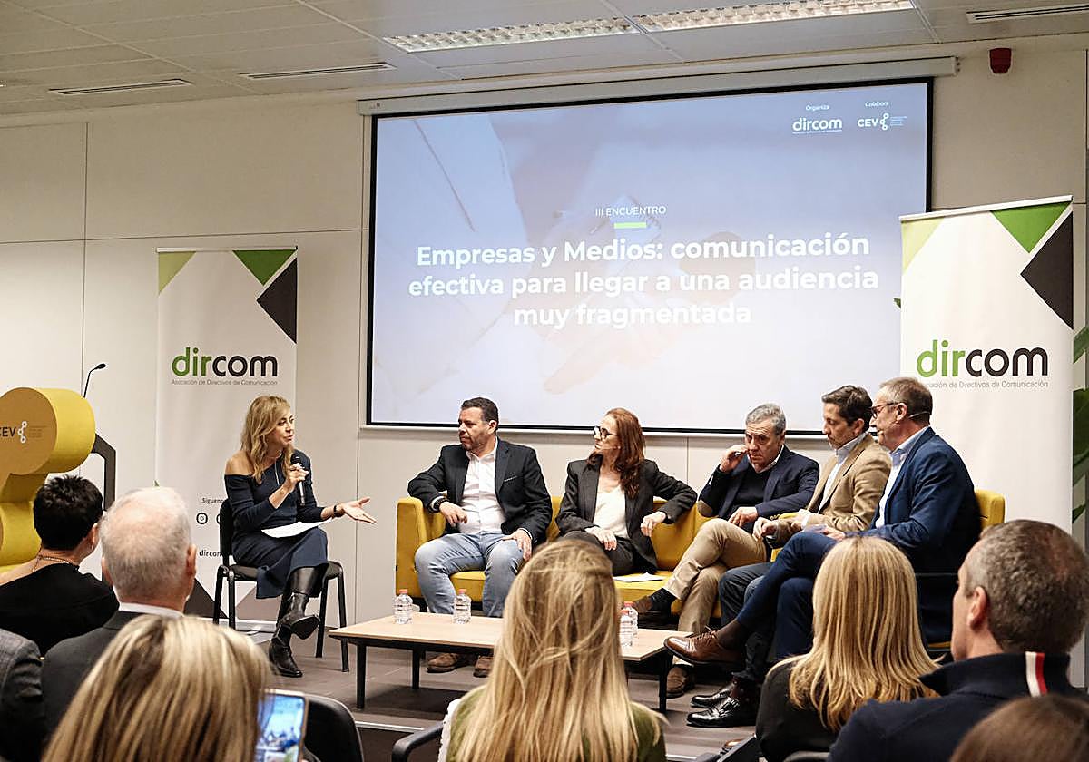 En el centro de la imagen, la directora de Todo Alicante, Concha Pastor, en un momento del debate organizado por Dircom.