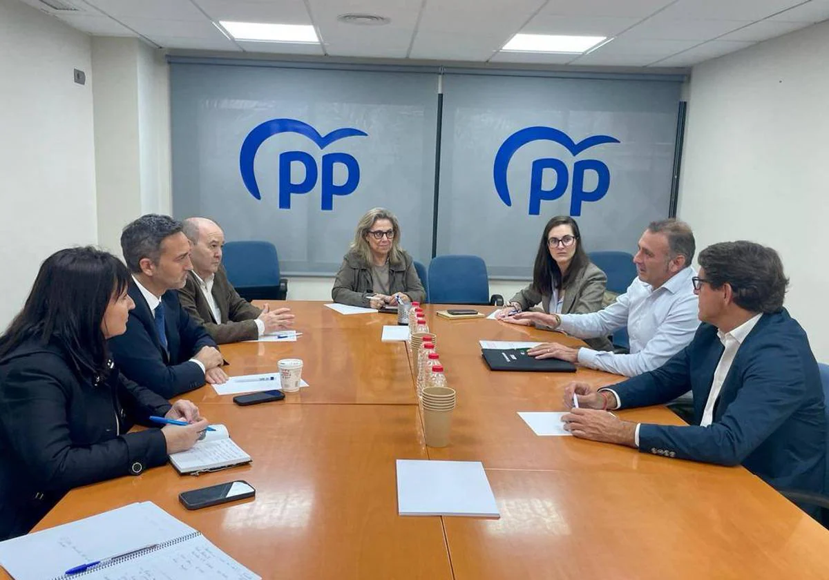Reunión de diputados del PP con representantes de la AEGC.