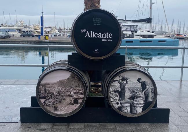 Los antiguos barriles de vino de la exposición junto al mar.