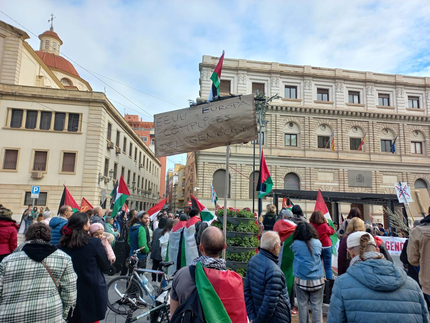 Más de un millar de personas se manifiestan en Alicante en apoyo a Palestina