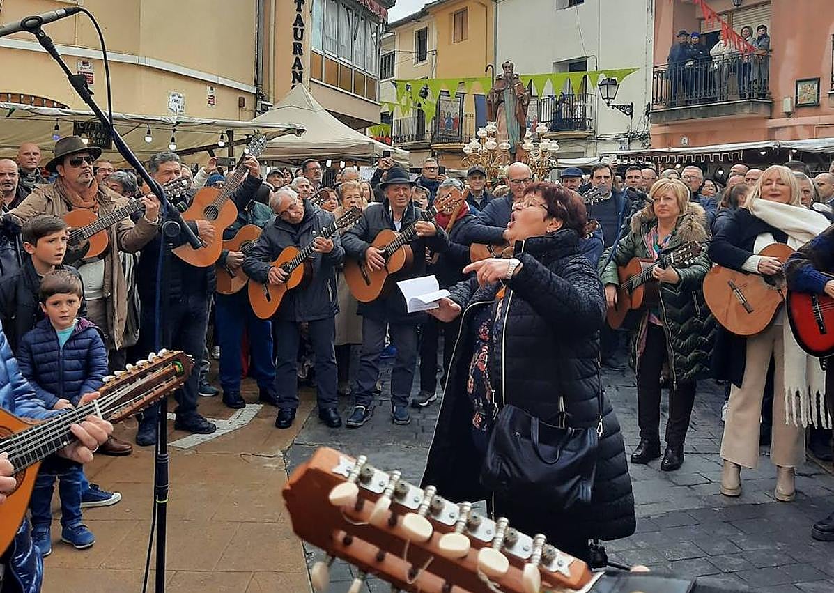 Imagen secundaria 1 - La Fireta de Muro revive las tradiciones y danzas de la comarca de l&#039;Alcoià