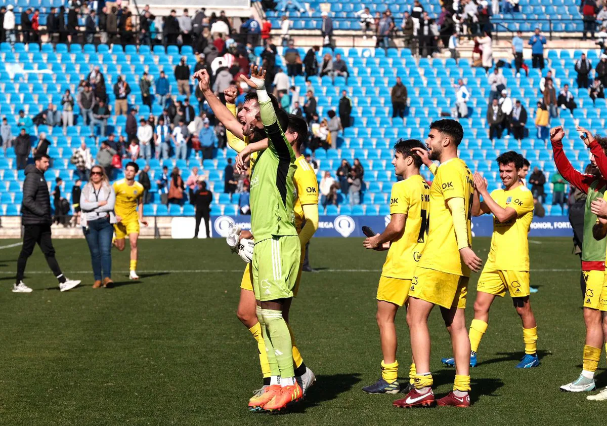 Imagen principal - Los jugadores del Formentera celebraron por todo lo alto la victoria en el último minuto, Ketu se lamenta y Torrecilla se muestra enfadado con sus jugadores.
