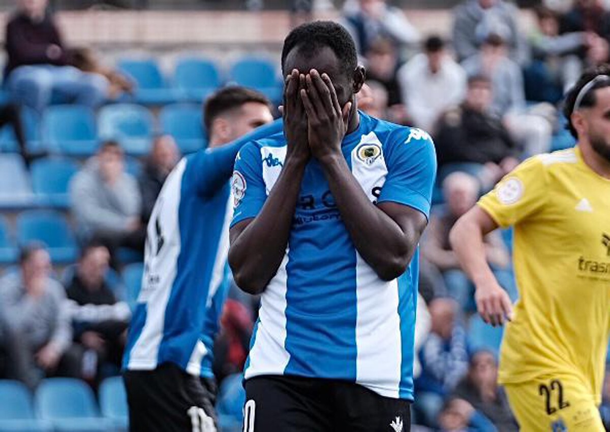 Imagen secundaria 1 - Los jugadores del Formentera celebraron por todo lo alto la victoria en el último minuto, Ketu se lamenta y Torrecilla se muestra enfadado con sus jugadores.