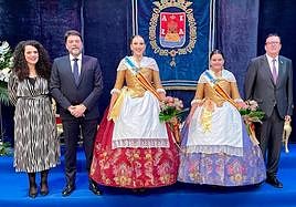 Las reinas de las fiestas de barrios y representantes políticos.