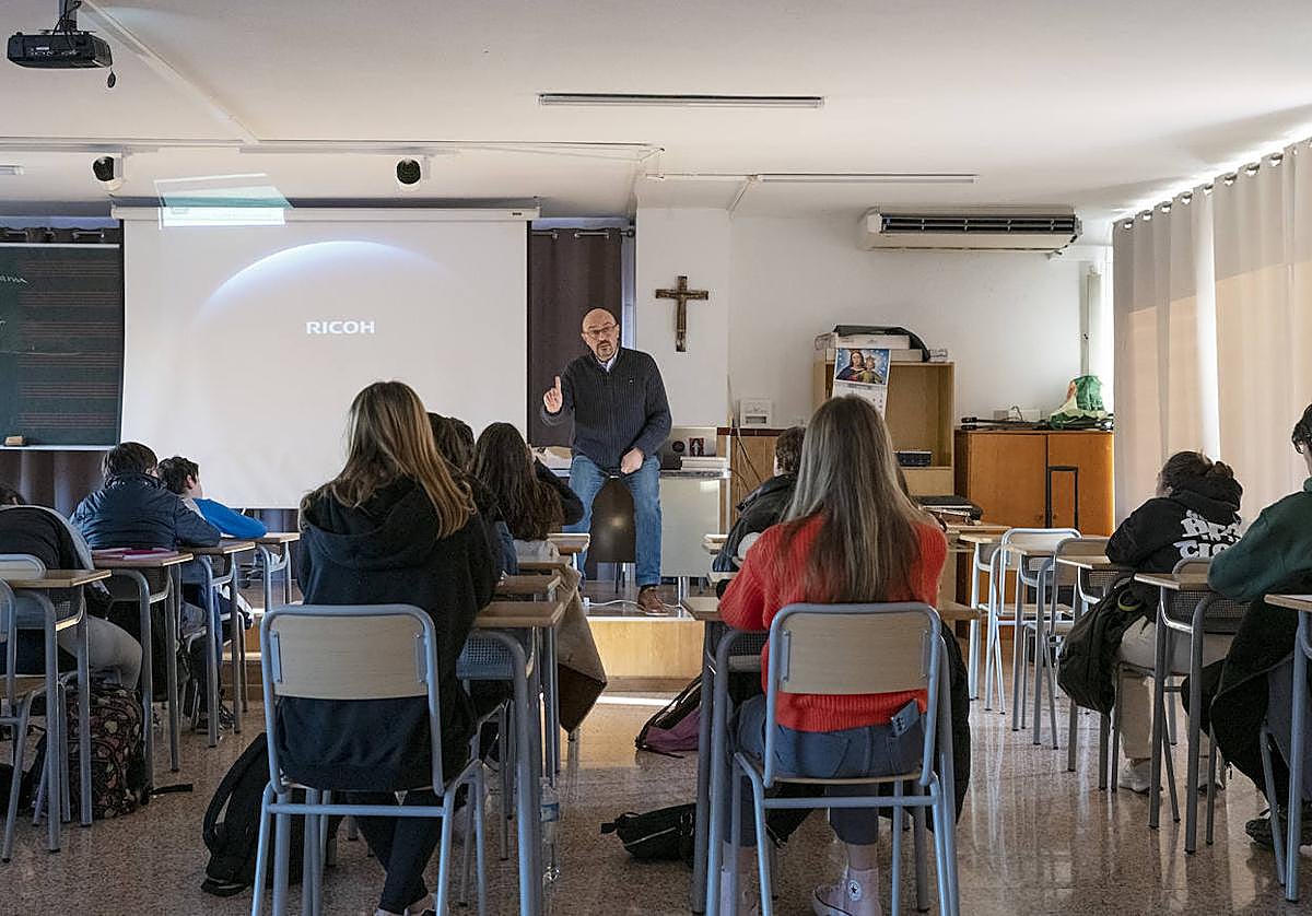 Docente en una aula de Alicante.