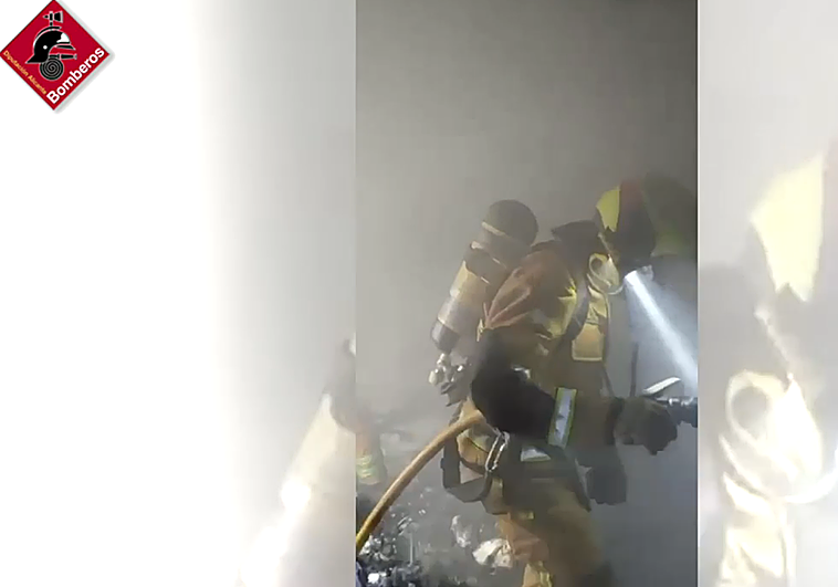 Imágenes de la intervención de los bomberos en la vivienda calcinada.