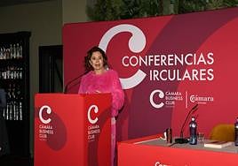 La diseñadora Ágatha Ruiz de la Prada durante la conferencia.