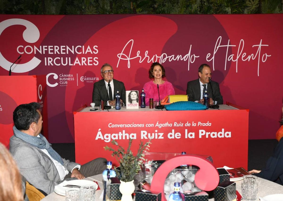 Imagen secundaria 1 - Momentos de Ágatha Ruiz de la Prada en la conferencia de la Cámara de Comercio