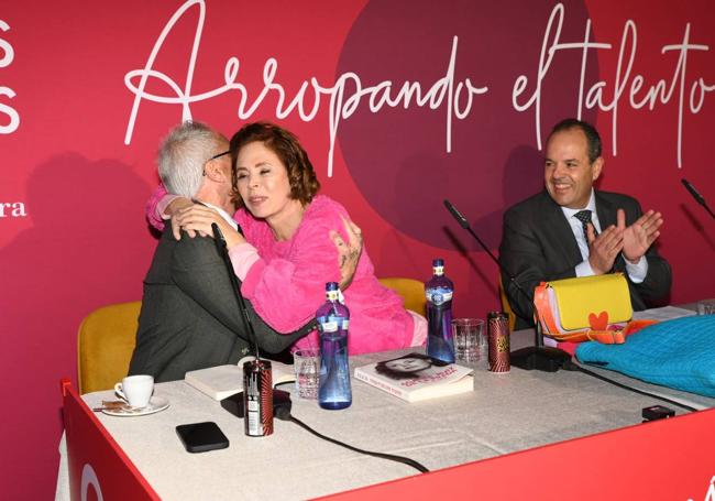 Ágatha Ruiz de la Prada le da un abrazo a Jesús Navarro.