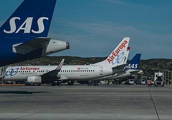 Aviones en la pista del aeropuerto de Alicante-Elche Miguel Hernández.
