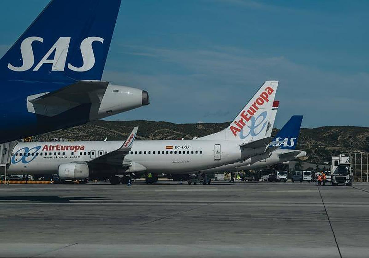 Aviones en la pista del aeropuerto de Alicante-Elche Miguel Hernández.