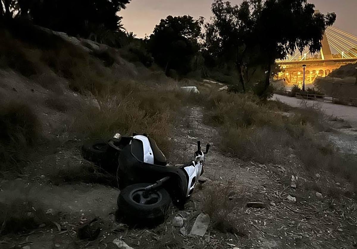 El ciclomotor robado y recuperado.