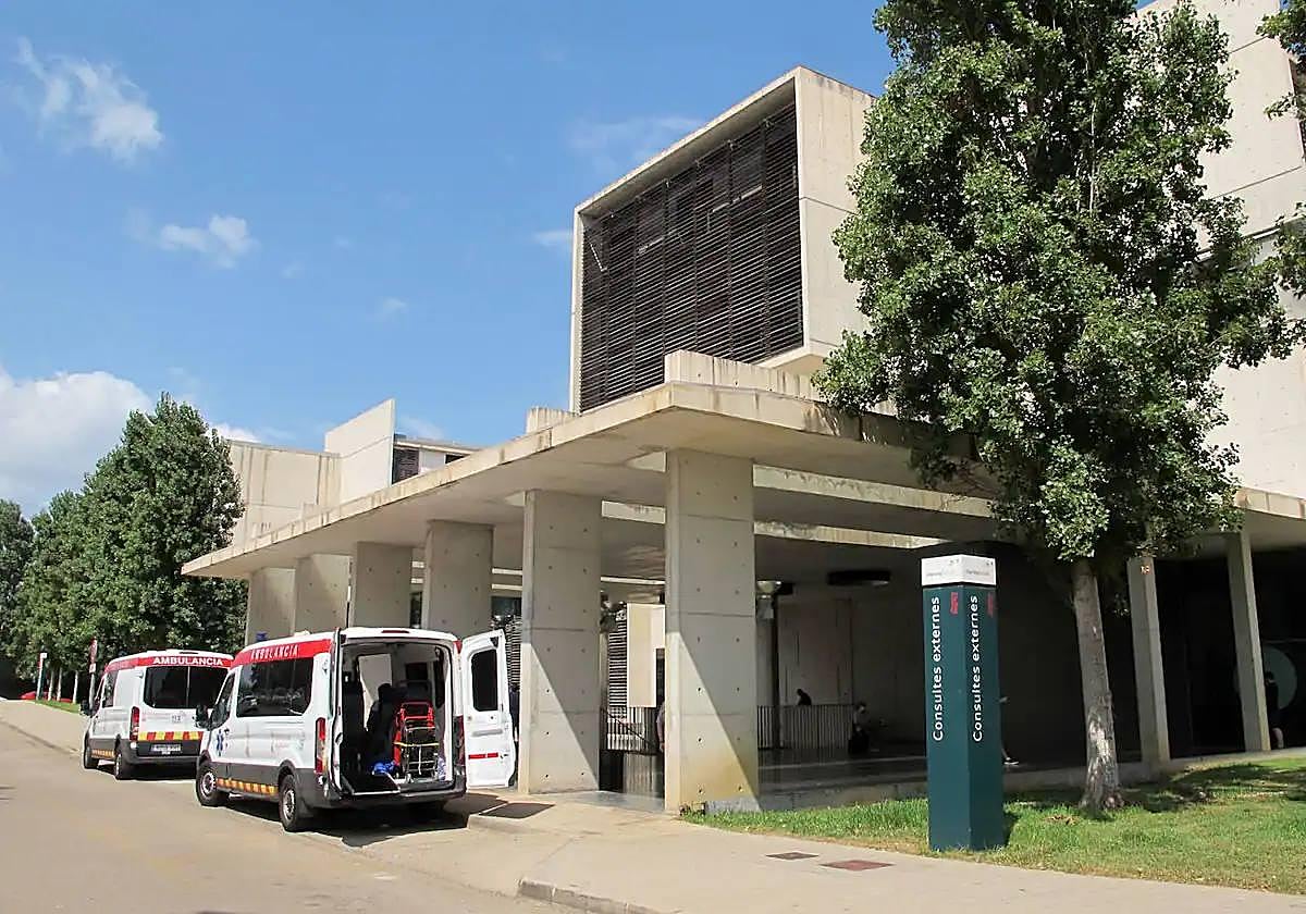 Ambulancias a las puertas del hospital de Dénia.