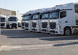 Camiones parados en el pla de la Vallonga.