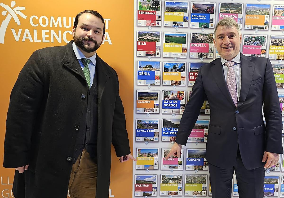 El alcalde de Orihuela, Pepe Vegara, y el edil de Turismo, Gonzalo Montoya, en la primer jornada de Fitur.