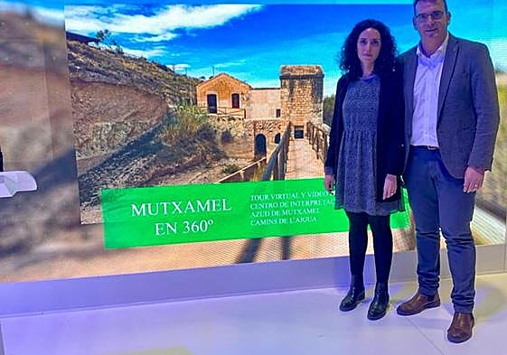 El alcalde del municipio, Rafael García y la edil de Turismo, Felicia Aracil, en Fitur.