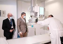 Visita del conseller Gómez (centro) a la sala pionera de radiología en el Hospital de Alicante.