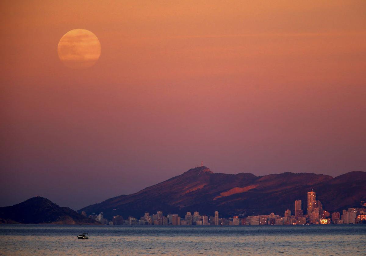 Primera luna llena de 2024 en Alicante.